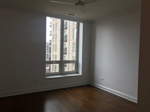 Building Photo - 10 E Delaware Pl
