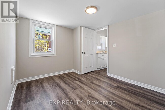 Photo du bâtiment - 44 W Front St