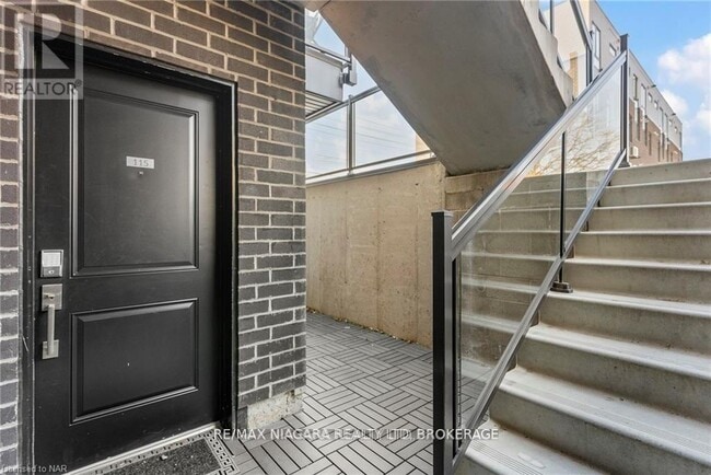 Photo du bâtiment - 6065 McLeod Rd