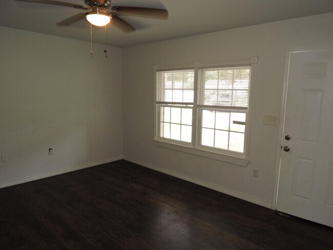 Building Photo - 6115 Willow Ln N