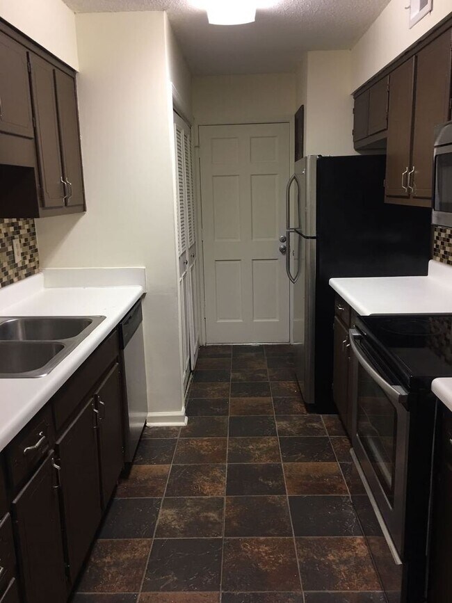 Foto del edificio - Renovated 2 Bedroom / 2 Bath Condo for Rent