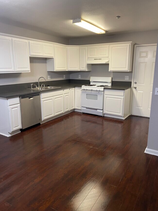 Foto del edificio - 24422 Webster Ave