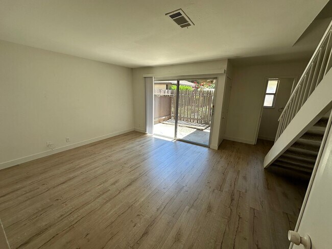 Photo - 2 Bed 1.5 Bath #B Unit In Roundtree Apartment