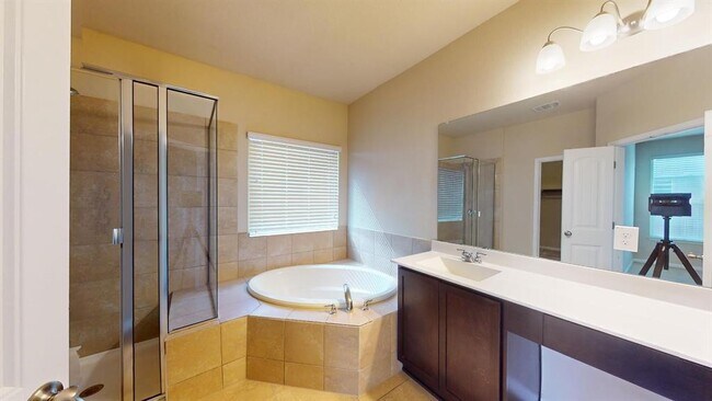 Building Photo - 16405 Pienza Dr