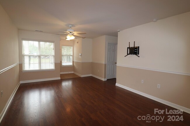 Building Photo - 715 Waterfall Way