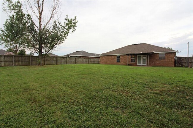 Building Photo - 501 Sun Meadow Dr