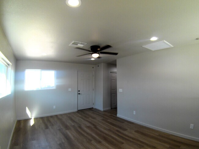 Foto del edificio - 9821 S Phoenix Dr