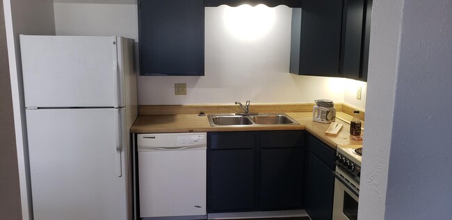 Kitchen - 1217 W Chestnut St