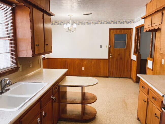 Building Photo - Adorable Three Bedroom Home With Sunroom Near Clapp Park!