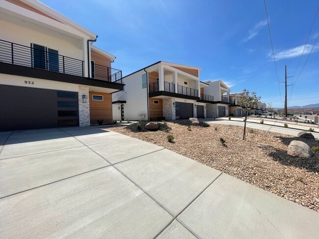 Building Photo - Beautiful 3 Bed Home with VIEWS!! - END UN...
