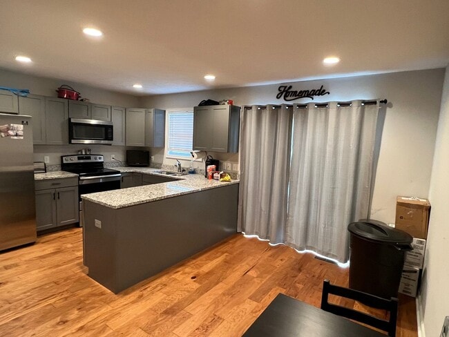 Foto del edificio - End Unit Townhouse with Garage and Unfinished Basement