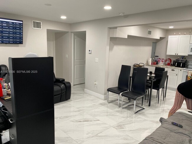 Building Photo - 342 E 46th St