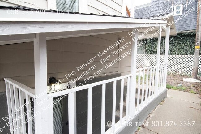 Building Photo - 658 3rd Ave