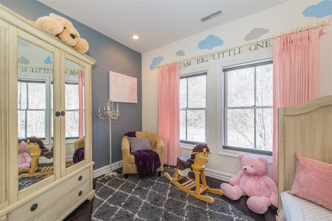 Building Photo - 8 Regency Pl