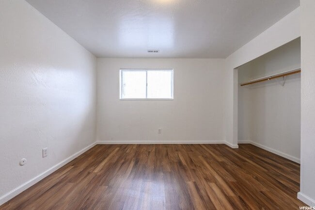Building Photo - 2523 S Lakecrest Dr