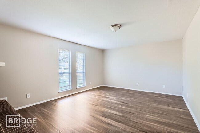 Foto del edificio - 6008 Redwood Ln