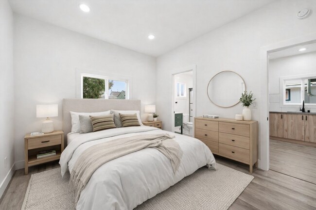 Building Photo - 156 1/2 S Pecan St