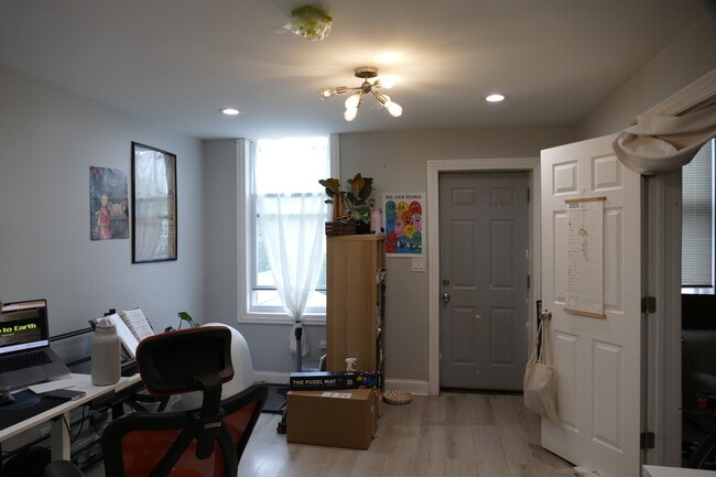 Building Photo - 834 N Mozart St