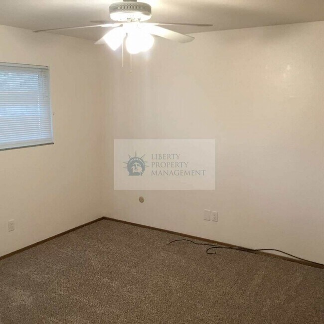 Building Photo - 1605 Glenwood Dr