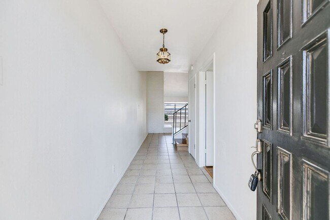 Building Photo - PAY NO SECURITY DEPOSIT! Beautiful Spaciou...