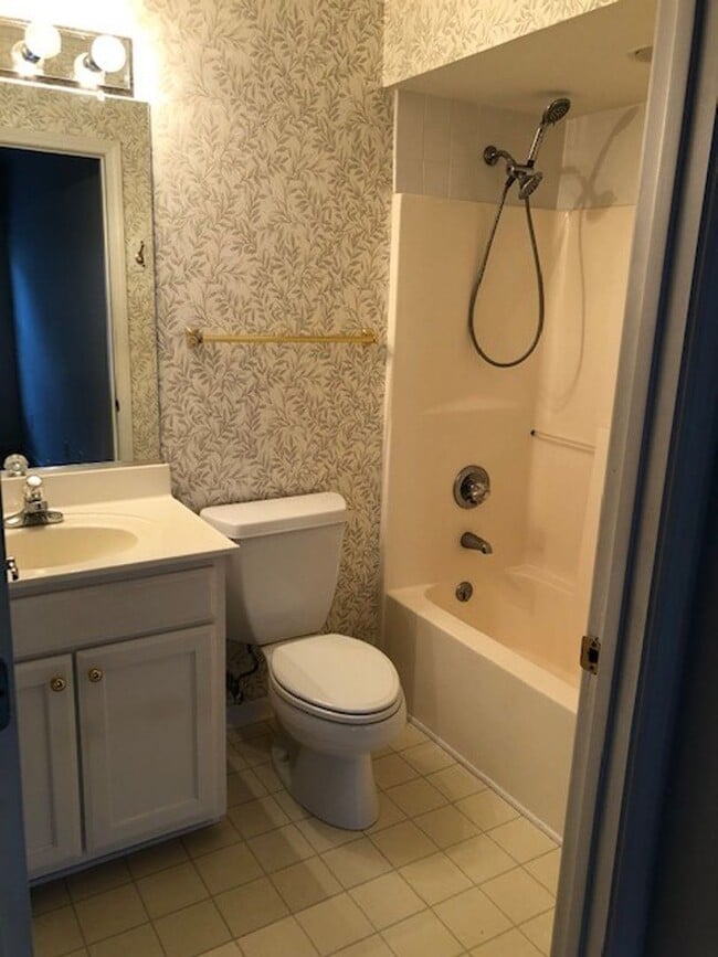 Building Photo - READY TO MOVE IN! 2 Beds 2 Baths! Price ad...