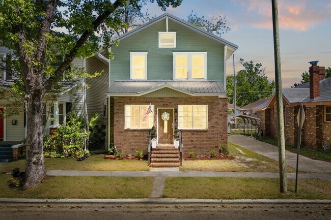 Foto del edificio - Charming 3 Bedroom Home Near Downtown Savannah with Flex Room & Fenced Yard