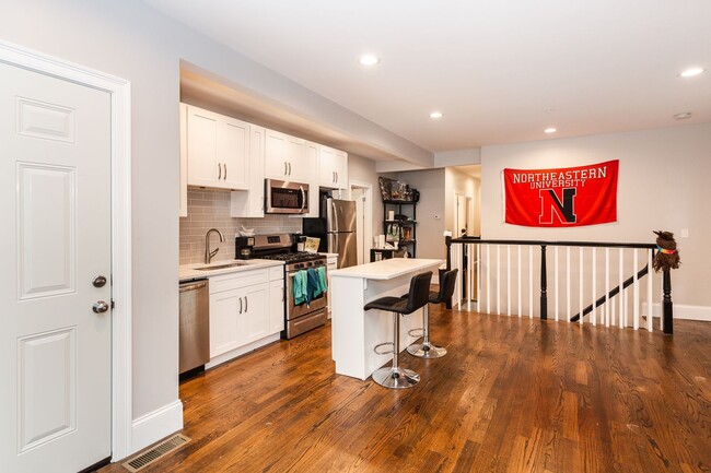 Foto del edificio - Spacious 5 Bed / 3 Bath with Laundry in Unit & Central Air | Mission Hill | 9/1/2026