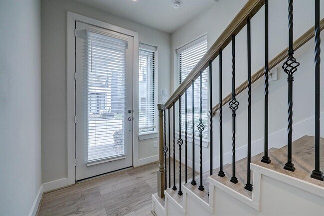 Building Photo - 9411 Benbow Park Ln