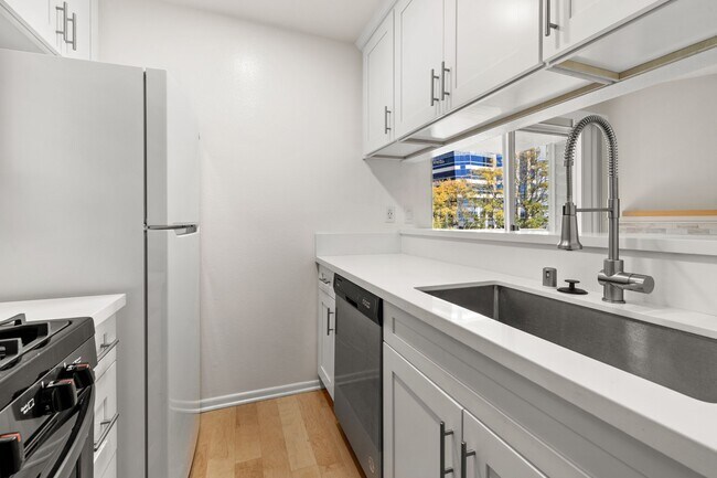 Building Photo - 10960 Ashton Ave