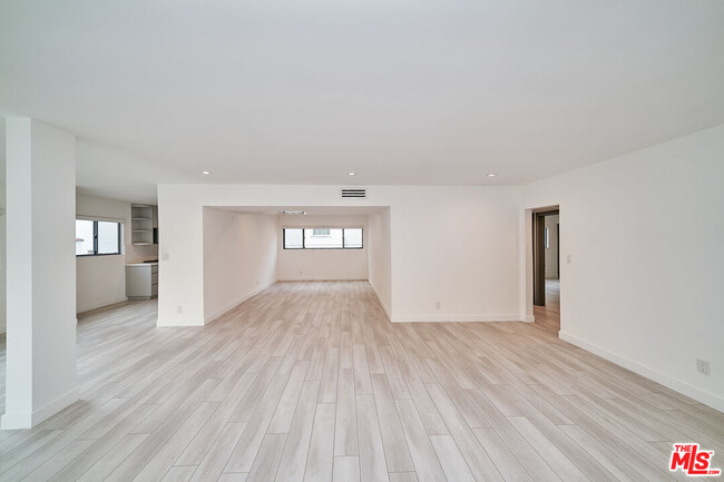 Building Photo - 137 S Maple Dr