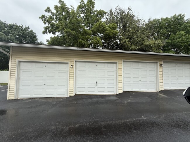 Building Photo - 8332 Oak Leaf Dr