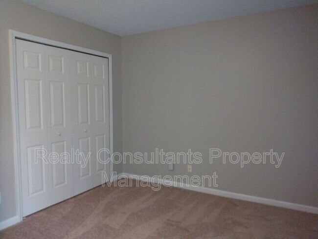 Building Photo - 80 Tannenbaum Cir