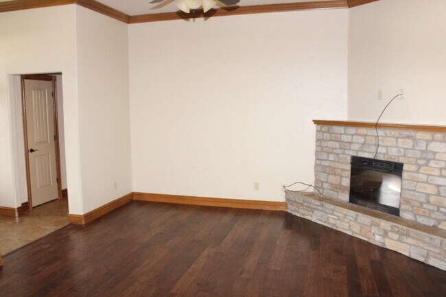 Foto del edificio - GREAT HOME IN THE EISENHOWER VILLAGE AREA!!