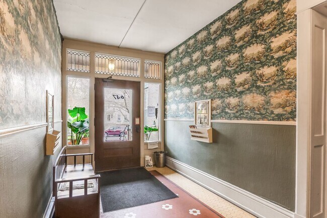 Foto del edificio - Stunning oversized 2 Bed/2Bath Condo in Cr...