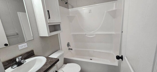 Building Photo - 25 Colony Dr