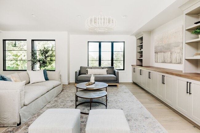 Building Photo - Custom Remodeled 4bd/4ba House in Greenwoo...