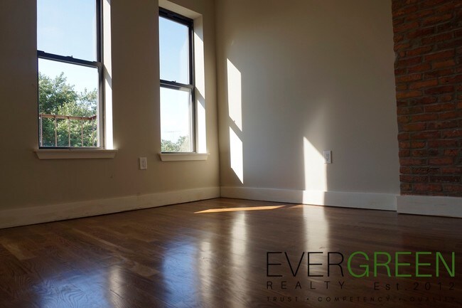 Foto del edificio - 1355 Putnam Ave