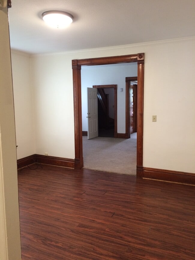 Foto del edificio - 213 E Mill St