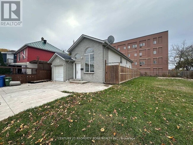 Building Photo - 975 Albert Rd