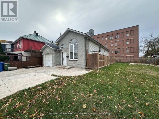 Photo du bâtiment - 975 Albert Rd