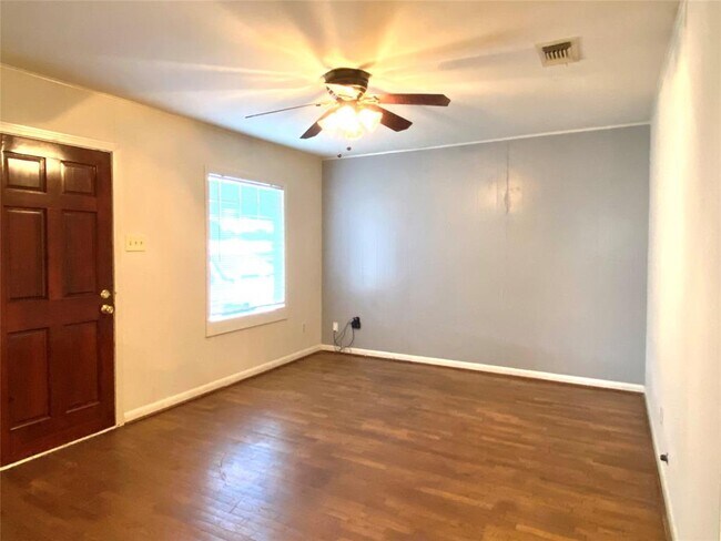 Building Photo - 426 Farm to Market 1093