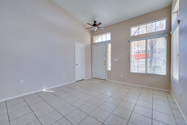 Foto del edificio - NW!! POOL!!!! GATED!!! Com. Park!!! Low Maintenance desert landscape front Yard. New Carpet!! Ups...