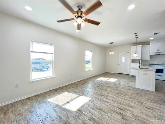 Building Photo - 2020 E Valley Cir