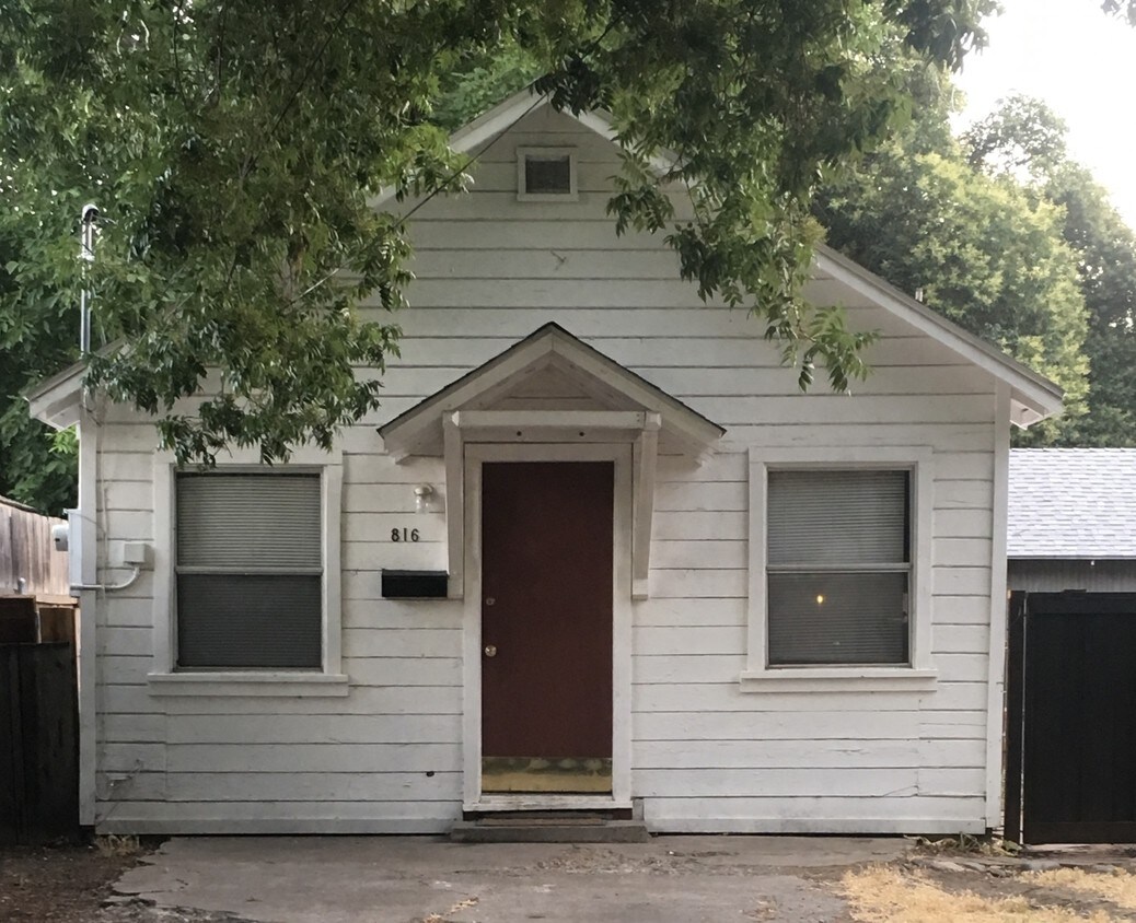 Front of unit- parking in front - 816 Hazel St