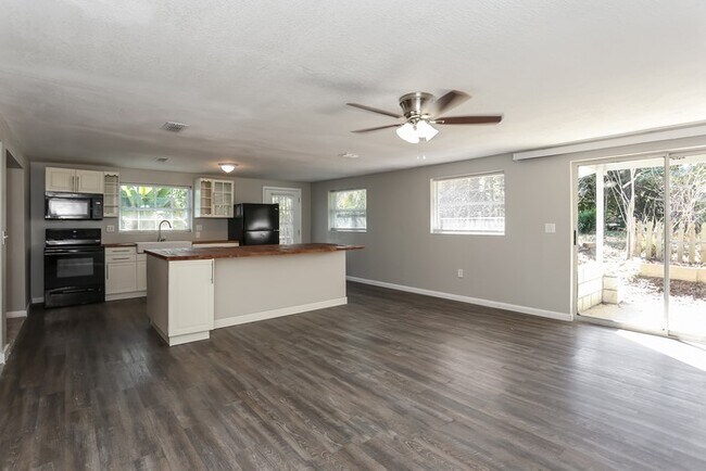 Foto del edificio - Pretty 3 Bedroom in Orange Park
