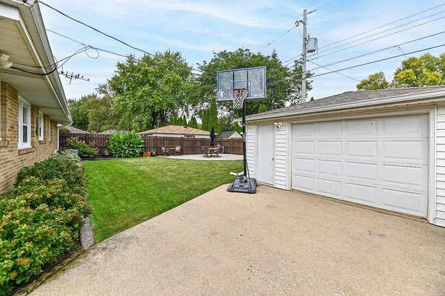 Building Photo - 1208 Montclair Dr