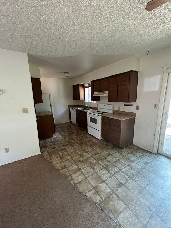 Foto del edificio - $2,125 - 3 Bedroom/1.5 Bath and Backyard. Christmas Tree Estates.