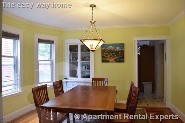 Building Photo - Large 2 bed condo in Mid-Cambridge with Pa...