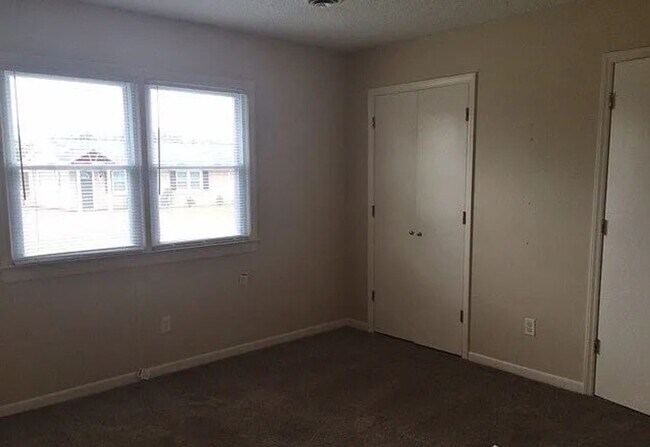 Building Photo - This lovely 2 bedroom 1 bath duplex is loc...
