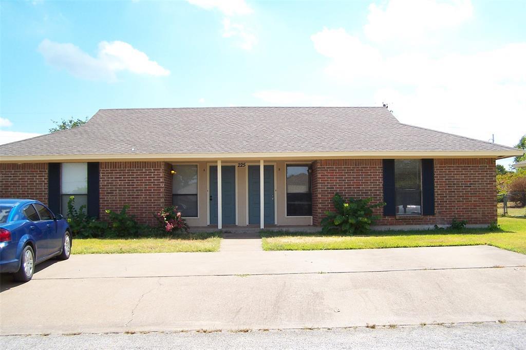 225 Summit Dr, Mineral Wells, TX 76067 Townhouse for Rent in Mineral